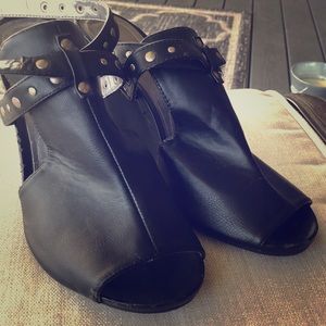 Black Ankle Strapped Studded Wedged Sandals🌸🌸🌸